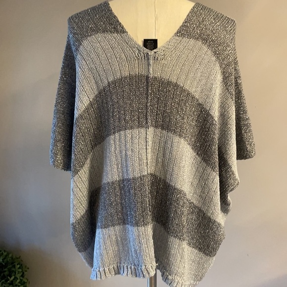 NWOT SIMPLY IRRESISTIBLE women’s sleeve hole PONCHO / LUREX gray sliver size L - Picture 3 of 12